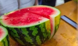 学校搬凳子吃瓜,共享欢乐时光