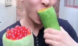 偶遇吃瓜小姐姐,一场甜蜜的“吃瓜”邂逅