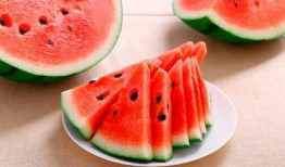 烟台科技操场吃瓜,吃瓜群众的欢乐盛宴