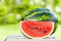 天凉吃瓜好吗,天凉吃瓜的养生之道”